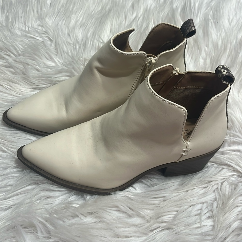 Cream/White Woman’s Size 6 Booties